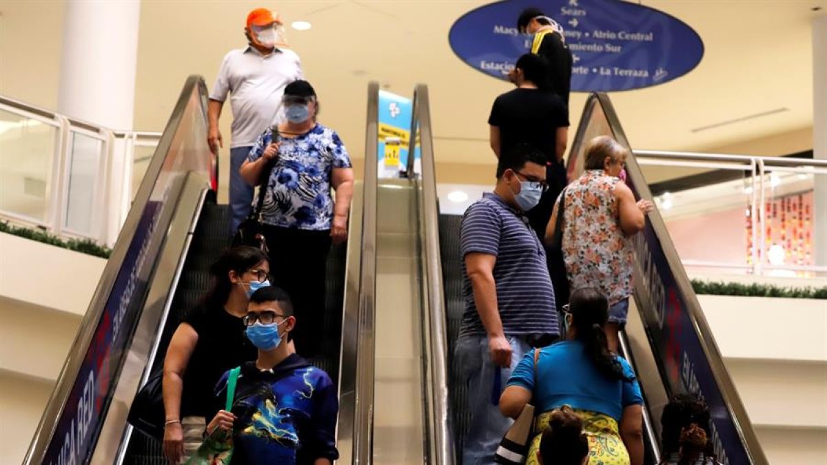 Clientes usan escaleras eléctricas en el centro comercial Plaza Las Américas, en San Juan, capital de Puerto Rico.