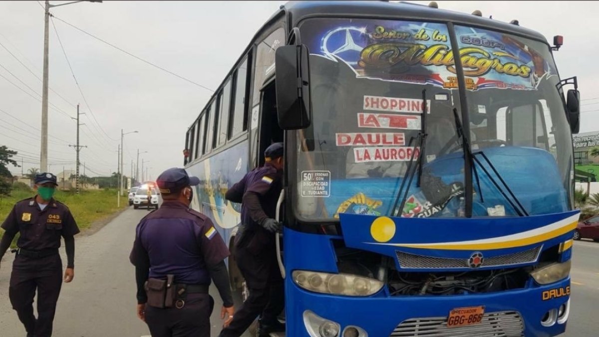 Operativas de control se realizan en el cantón Daule para verificar el cumplimiento de las medidas de bioseguridad en los buses.
