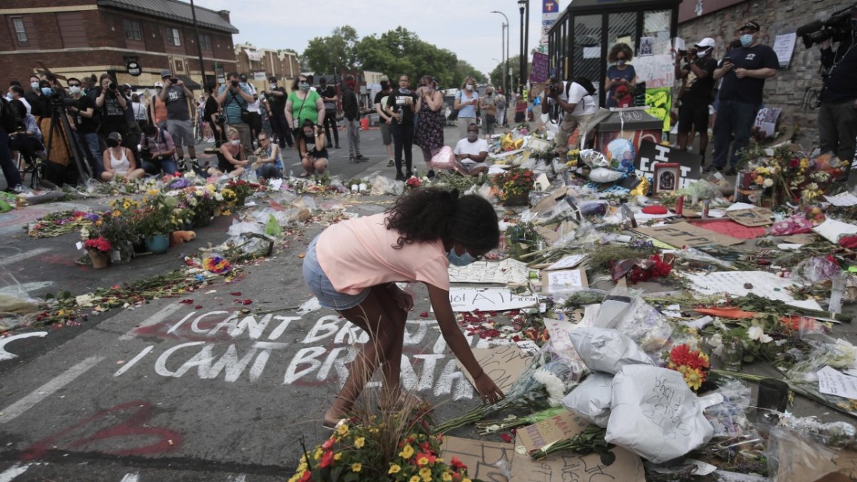 Manifestantes se congregaron en la calle 38 Este y la avenida Chicago Sur, lugar en el que perdió la vida el ciudadano afroamericano George Floyd.