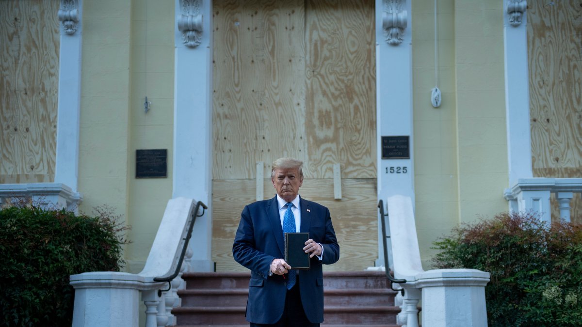 Donald Trump sostiene el ejemplar de una Biblia frente a la Iglesia Saint Jonh.