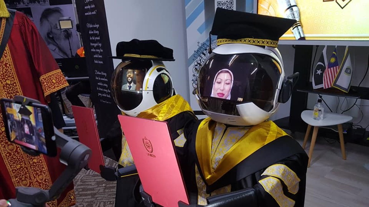 La cara del estudiante se mostrará en la cabeza del robot a través de una aplicación de videoconferencia.