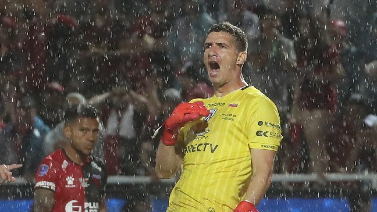 Jorge Pinos, arquero de Independiente del Valle, en la final de Copa Sudamericana.