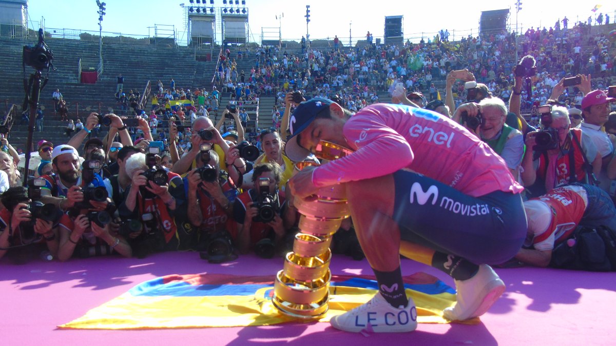 Richard Carapaz besa el Infinito ante todo el mundo, proclamándose campeón del Giro de Italia