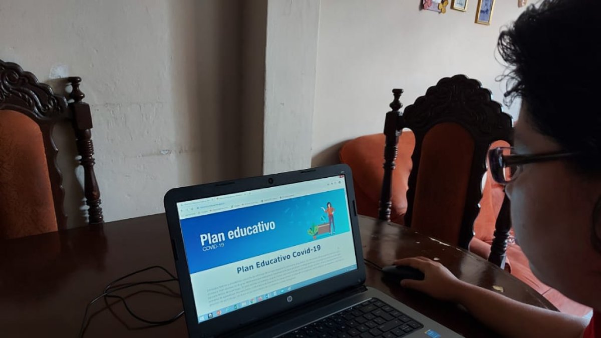 Los maestros hacen llegar el Plan COVID-19 para que los estudiantes desarrollen las actividades en sus casas.