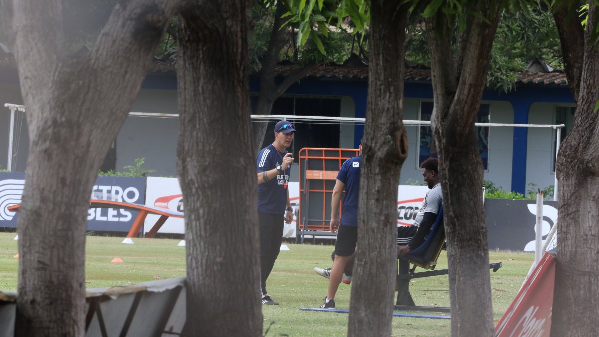 Jugadores y miembros del cuerpo técnico de Emelec aceptaron la reducción de sus sueldos, como medida para ayudar al club.