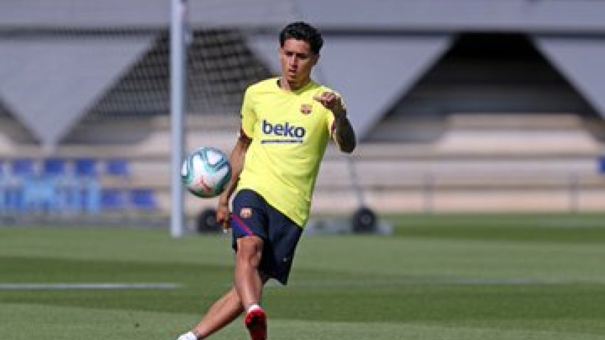 En volate ecuatoriano es seguido por el entrenador de la Tri, Jordi Cruyff.