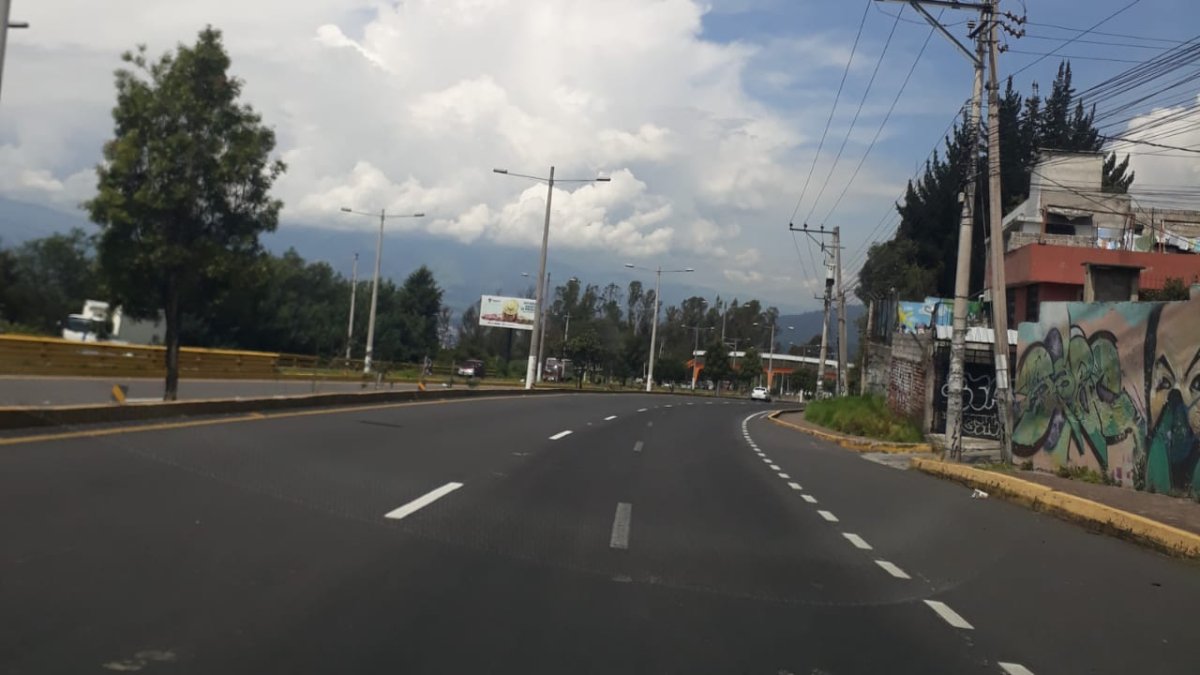 Pocos vehículos circulaban antes del mediodía por la autopista general Rumiñahui hacia el Valle de Los Chillos.
