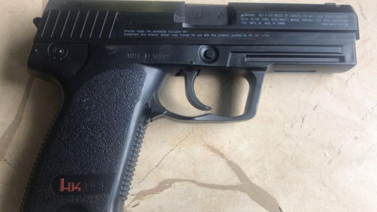 La Dirección de Control de Ar,mas de las Fuerzas Armadas es la encargada de otorgar los respectivos permisos para tener y usar un arma de fuego.