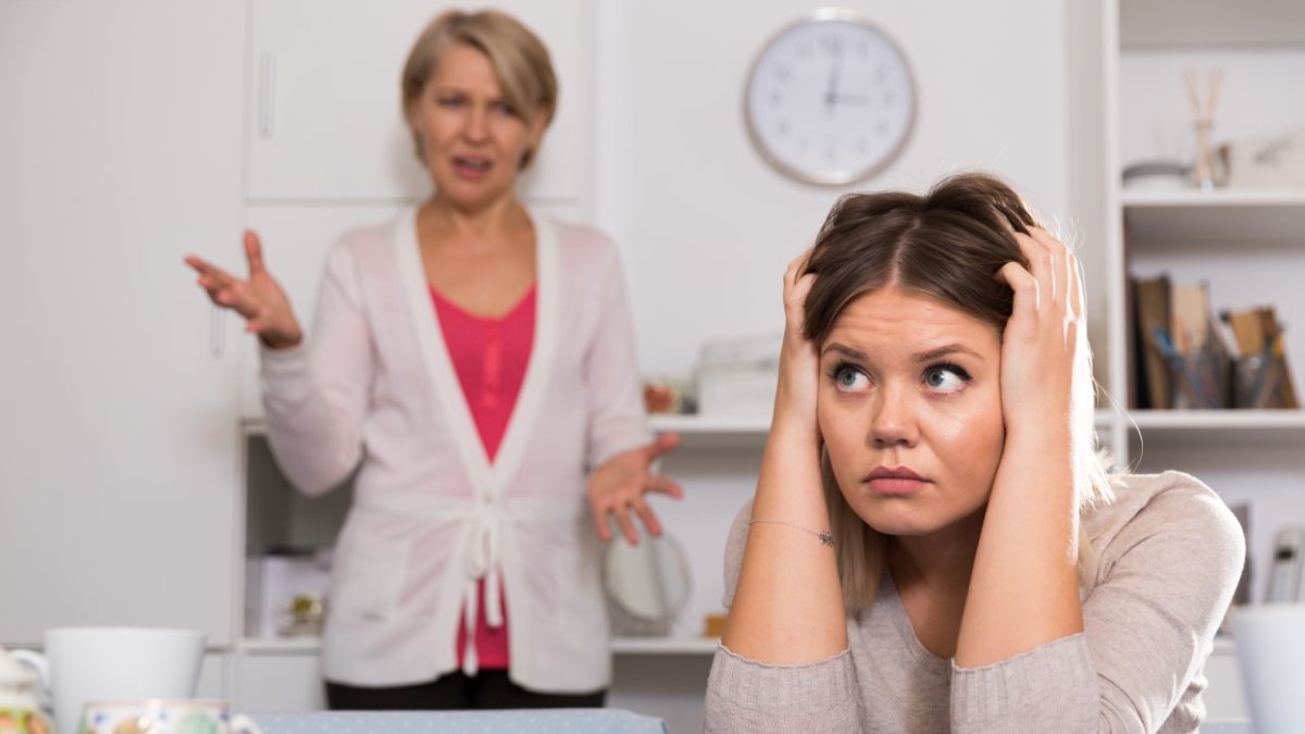 Te casaste con su hijo, mas no con ella.  Sin embargo, puedes llevar una vida tranquila si estableces tus límites.