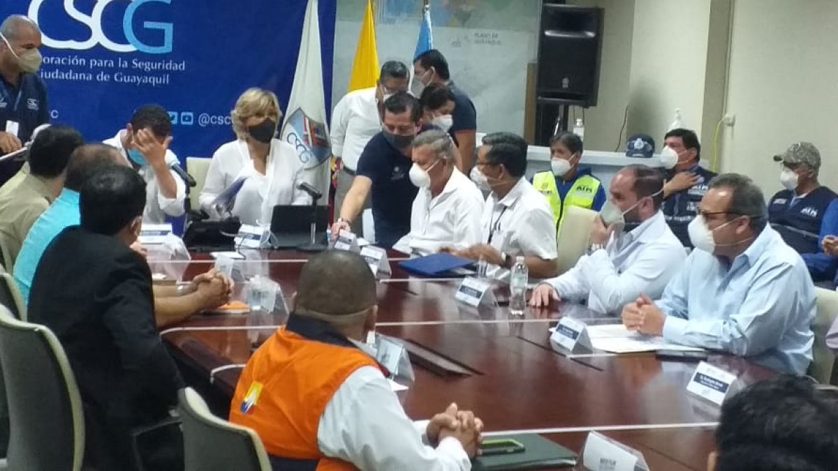 Reunión del COE Cantonal de Guayaquil sobre cambio de semáforo.