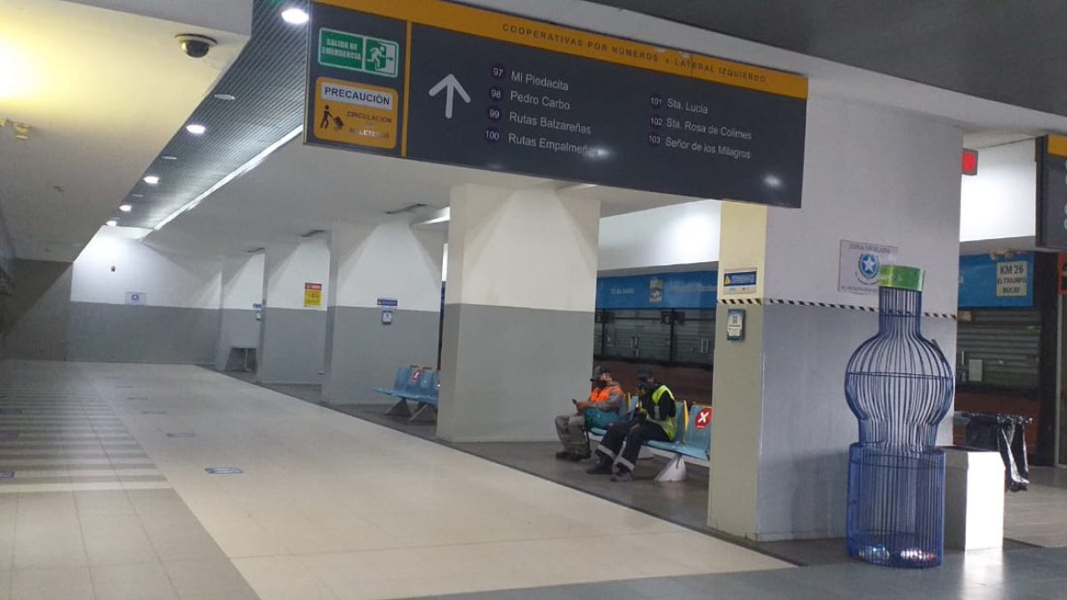 Sitio. El servicio en las cooperativas de transporte aún no se ha reanudado. En la Terminal Terrestre, solo los negocios permanecen abiertos.