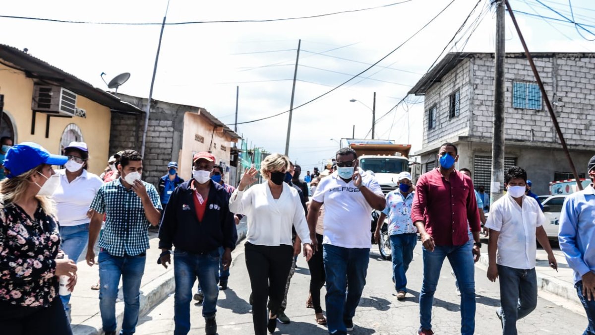 La alcaldesa, en un recorrido reciente de la emergencia sanitaria.