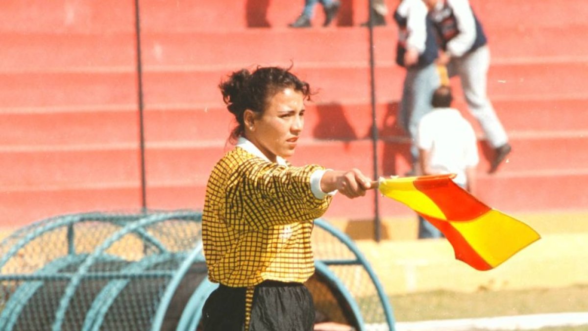 Rosa Canales se desempeñó como árbitra nacional, desde 1998.
