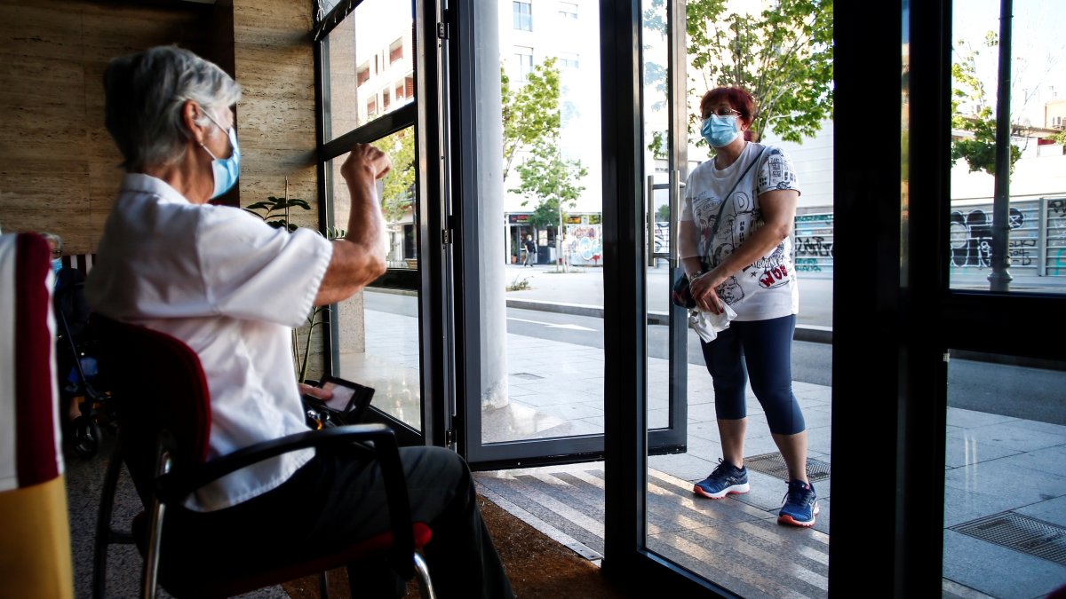 RIESGOS. Una mujer visita a su madre en una residencia geriátrica.