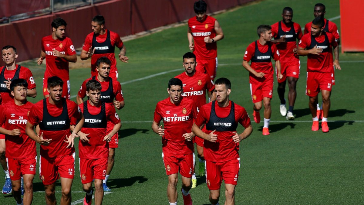 Los jugadores del Mallorca, durante el entrenamiento de este miércoles en Son Bibiloni con la vista puesta en la vuelta a LaLiga .