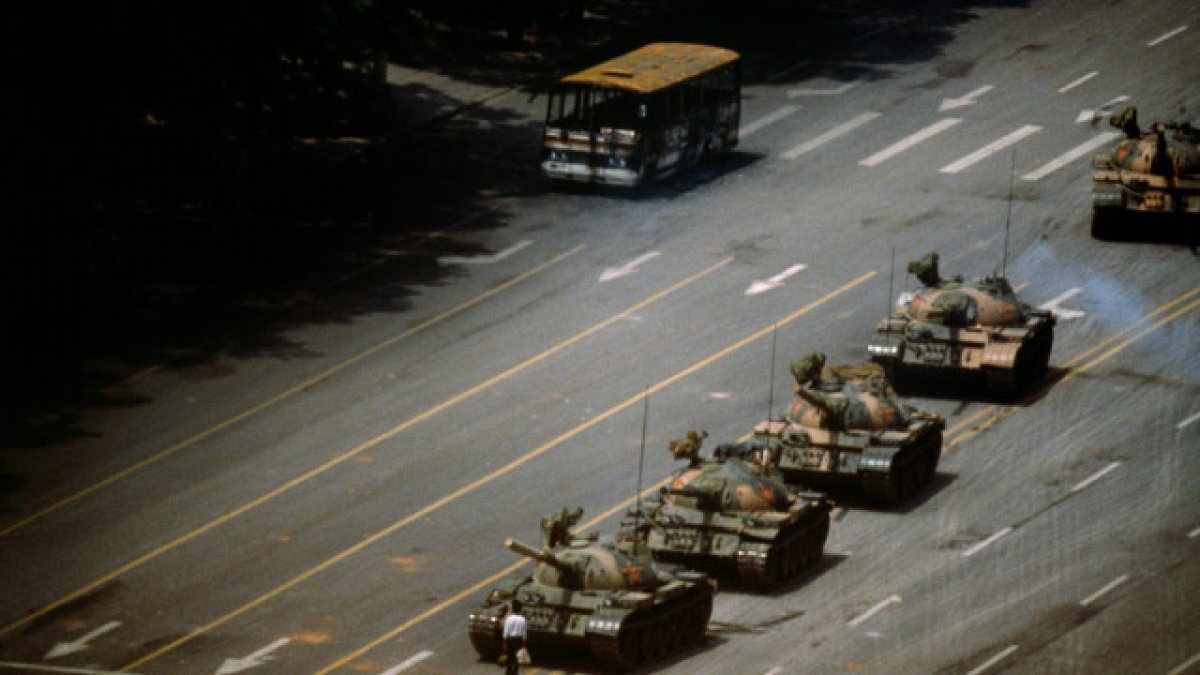 Esta es la icónica fotografía llamada el Hombre del tanque tomada por varios fotógrafos estadounidenses que estuvieron en la protesta, uno de ello fue Charlie Cole.