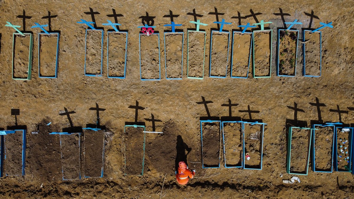 Una vista aérea muestra a un sepulturero enterrando a una persona en el cementerio Nossa Senhora Aparecida en el barrio de Taruma, en Manaos, Brasil.