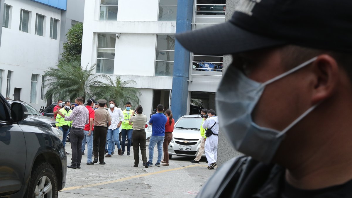 La llegada del prefecto del Guayas, Carlos Luis Morales, al Cuartel Modelo de Guayaquil.