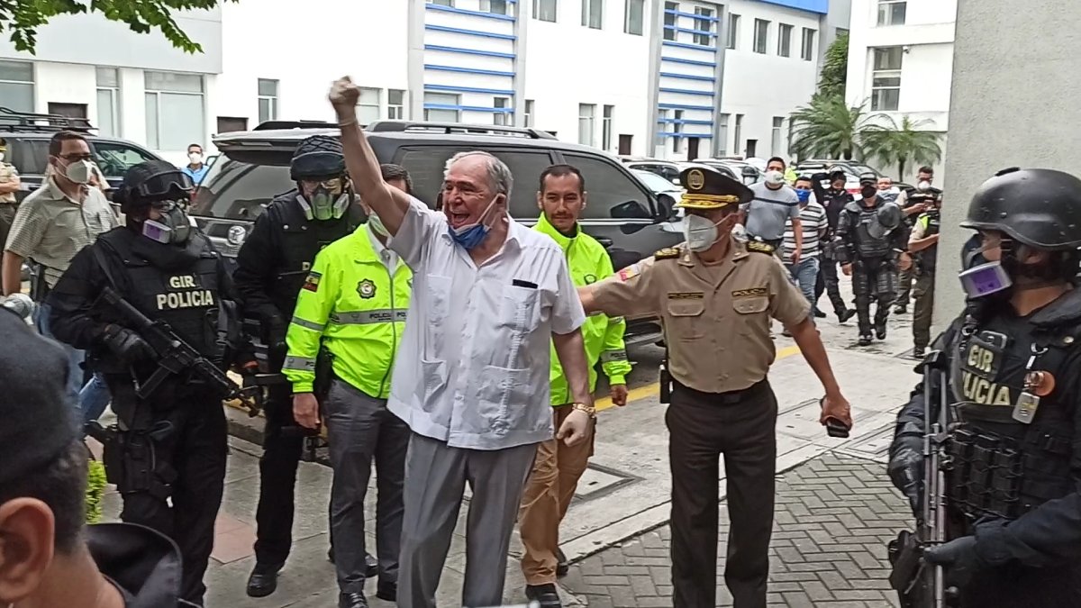 Bucaram fue detenido por la tenencia de un arma de fuego, pero es investigado por el delito de peculado en su casa se encontraron 5.000 mascarillas y 2.000 pruebas para COVID-19.