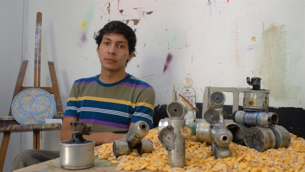 Daniel Borbón elaboró una obra con perdigones disparados y envases de bombas lacrimógenas lanzadas durante las protestas de octubre pasado.