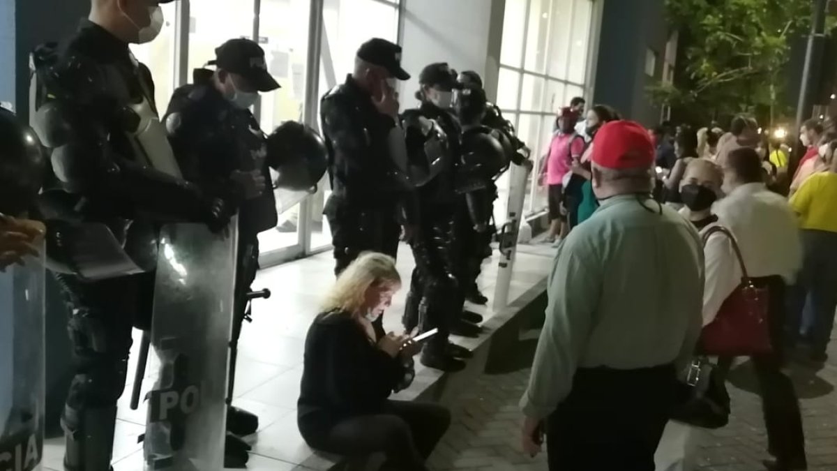 Familiares, amigos y allegados al expresidente Bucaram esperan afuera del Cuartel Modelo el resultado de la audiencia.