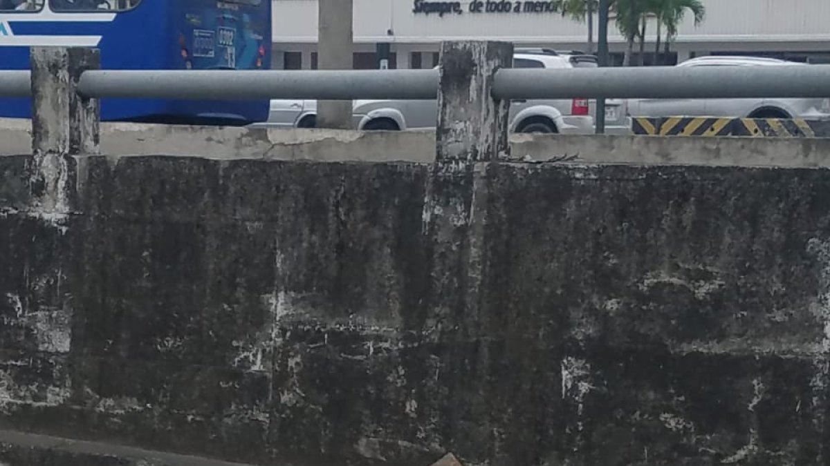 Los Ceibos. En la avenida 17, el levantamiento de una tapa de alcantarilla genera molestias en el vecindario.