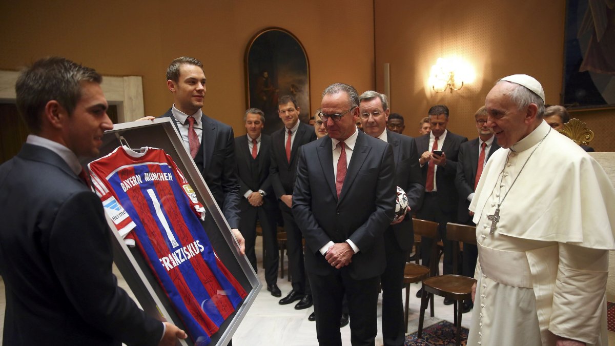 El papa Francisco recibe un regalo por parte del Bayern de Múnich. Es la camiseta con su nombre.
