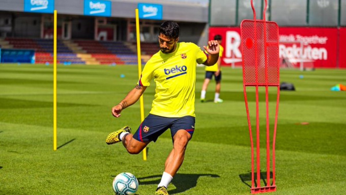El delantero Luis Suárez entrena a la par de sus compañeros del Barcelona español.