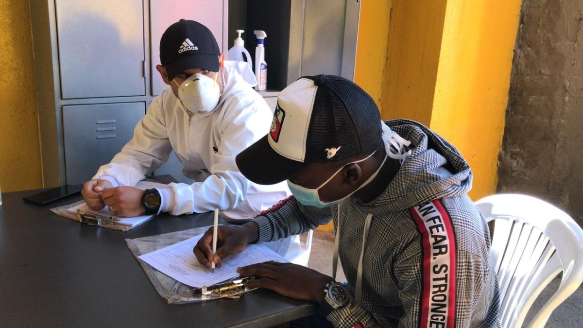 Juan José Govea llena el formulario otorgado durante la jornada.