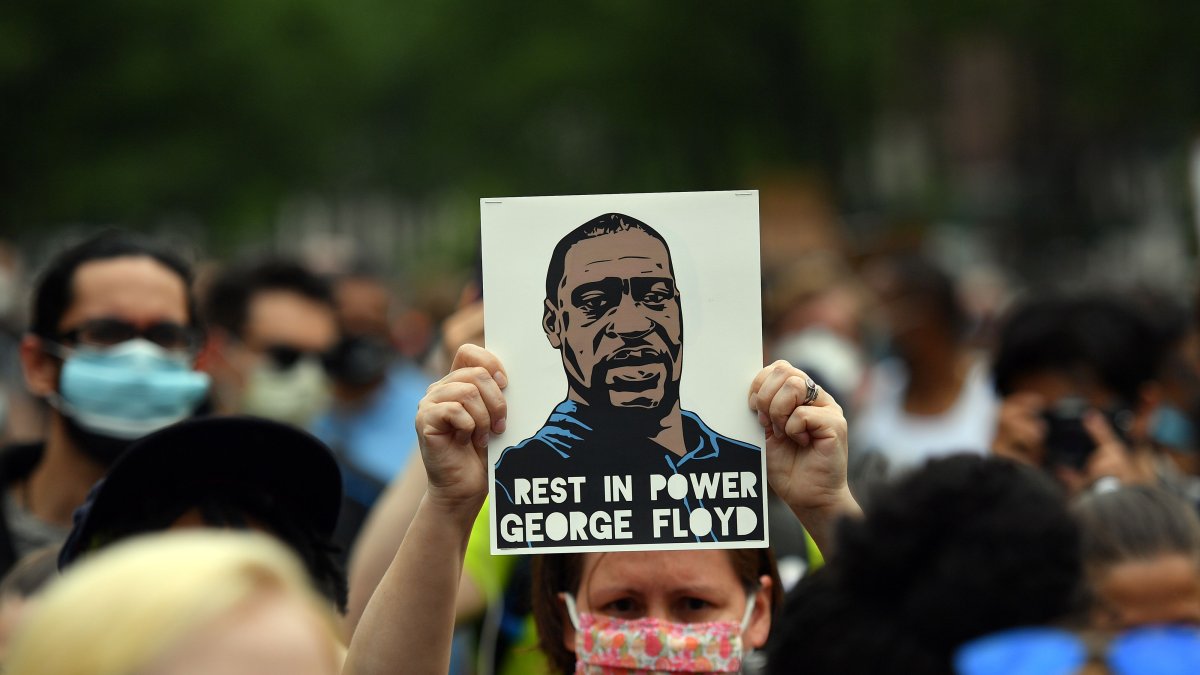 El amplio rechazo ciudadano tras la violenta muerte de George Floyd comienza tener respuesta entre las instituciones. 