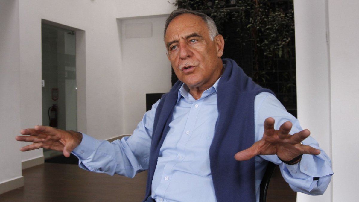 Moncayo fue jefe del Comando Conjunto de las Fuerzas Armadas durante el gobierno de Bucaram (10 de agosto de 1996 - 6 de febrero de 1997).