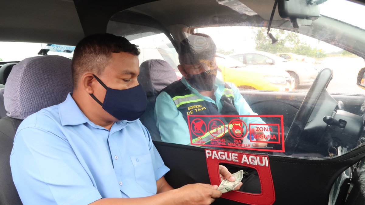 Seguridad. Entre los taxistas hay quienes han comprado cabinas para instalarlas en sus unidades.