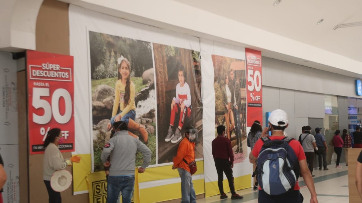 Los centros comerciales y los pequeños locales anuncian promociones y descuentos