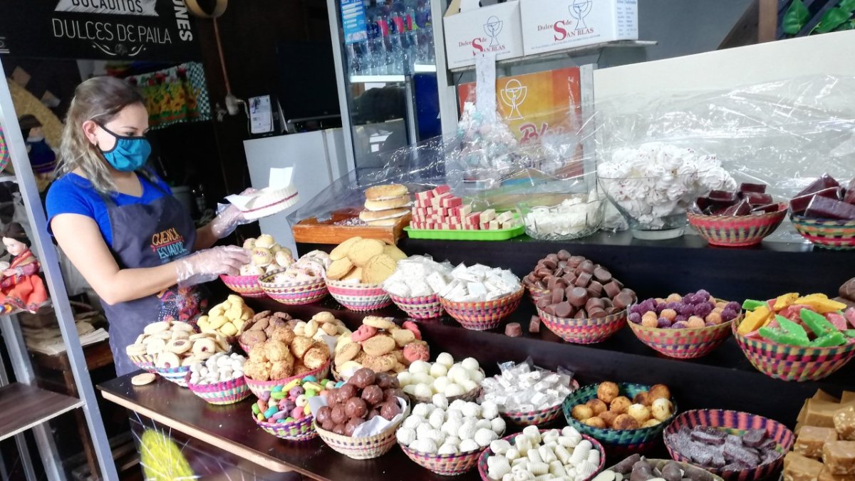 Oficio. Mayra Íñiguez trabaja para que los cuencanos puedan disfrutar de los dulces tradicionales.