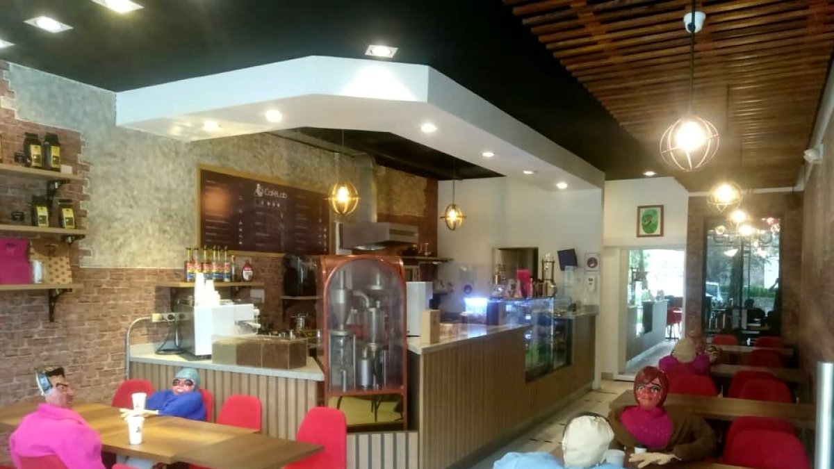 Los monigotes fueron instalados en las mesas no permitidas para los clientes, con e fin de respetar el aforo del 30%.