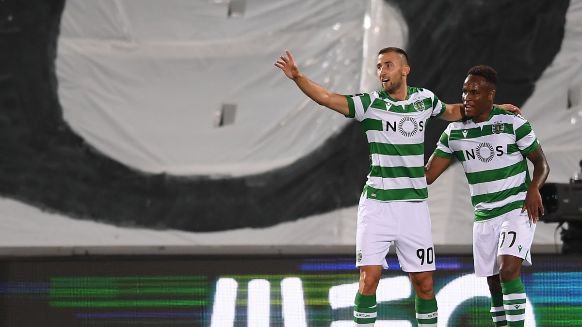 Andraz Sporar (i) fue la figura del Sporting al marcar un doblete en el campo del Vitória.