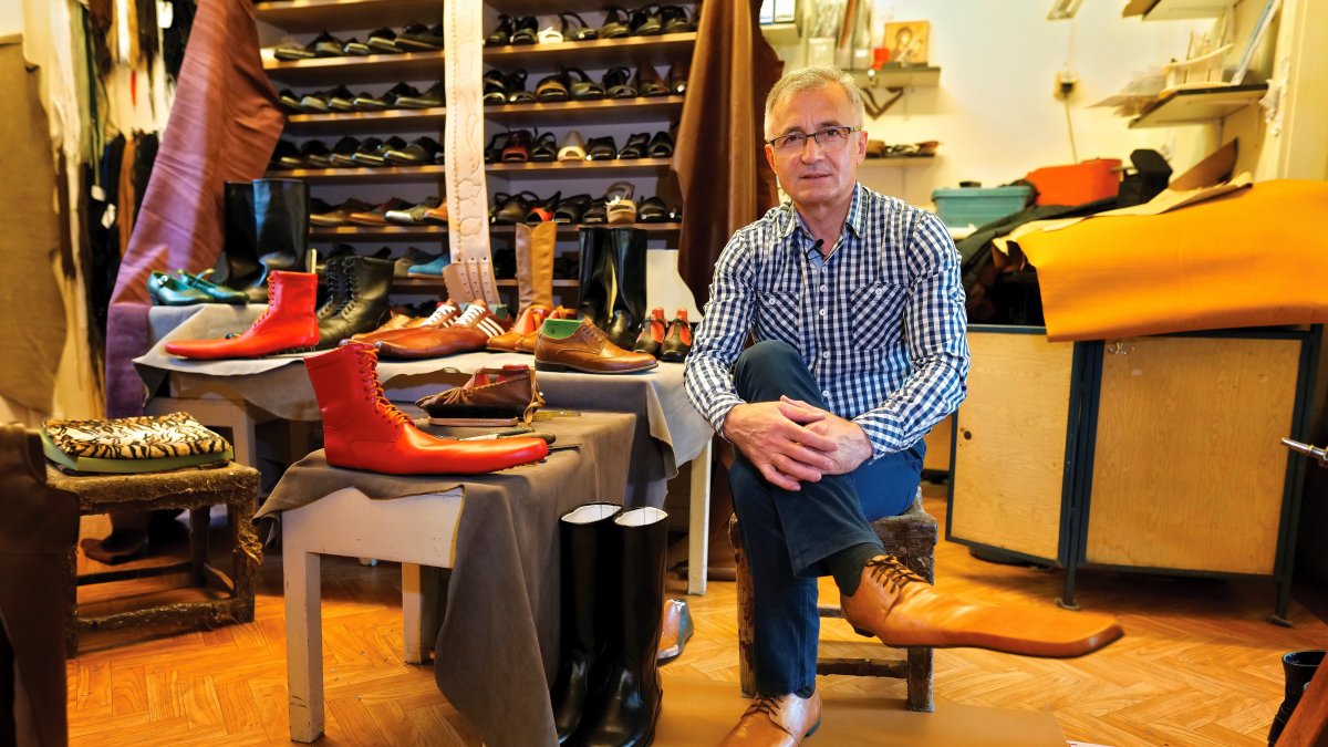 CLUJ NAPOCA. El zapatero Grigore Lup posa con un par de zapatos que inventó durante la pandemia de coronavirus, en su taller.