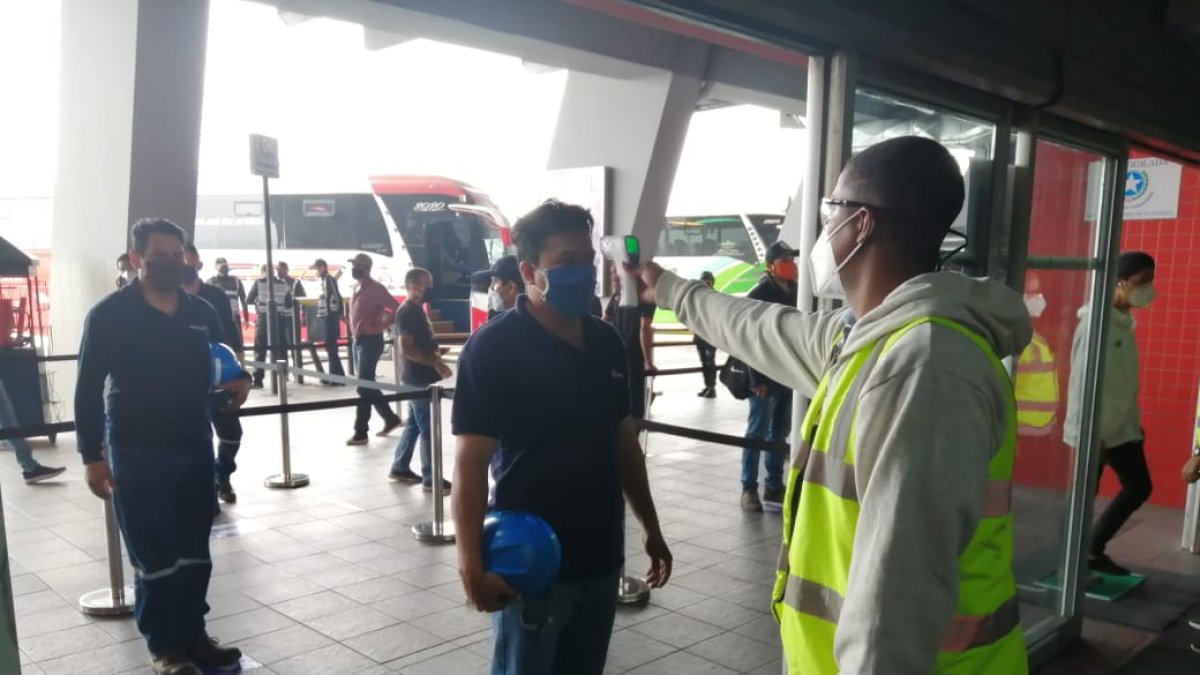 Control. En la puerta de ingreso al establecimiento, personal de la institución les toma la temperatura a cada uno de los pasajeros.