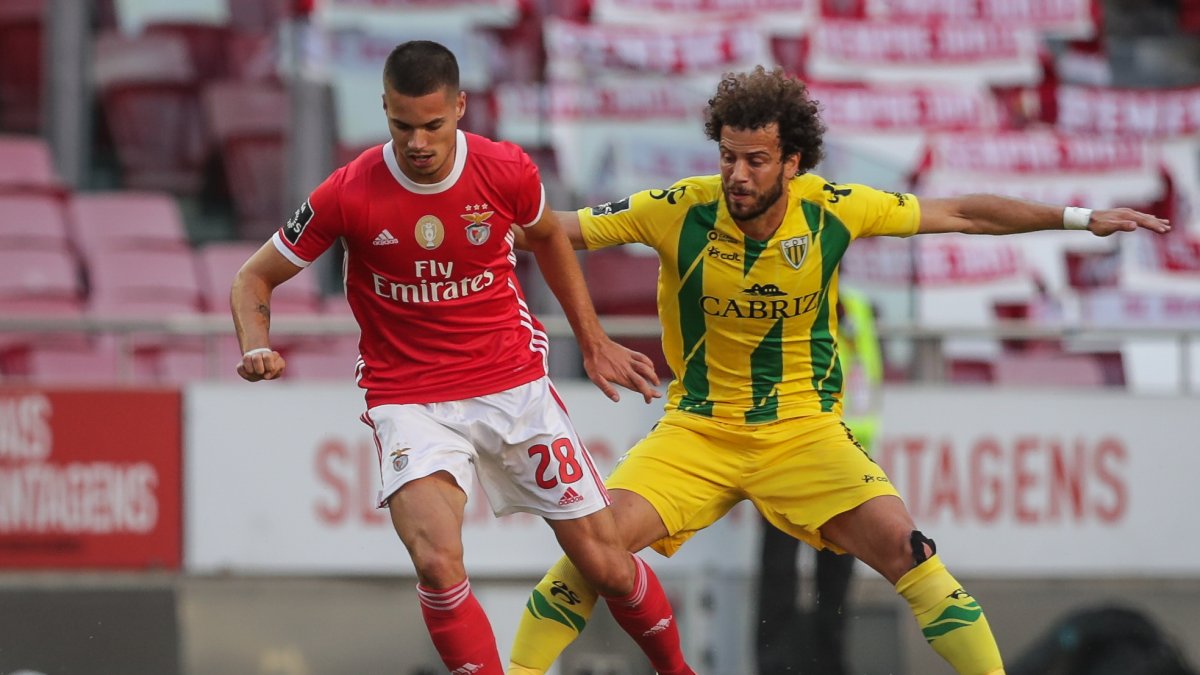 El Benfica empató con el modesto Tondela en su estadio. Sigue de líder, pero igualado en puntos (60) con el Porto