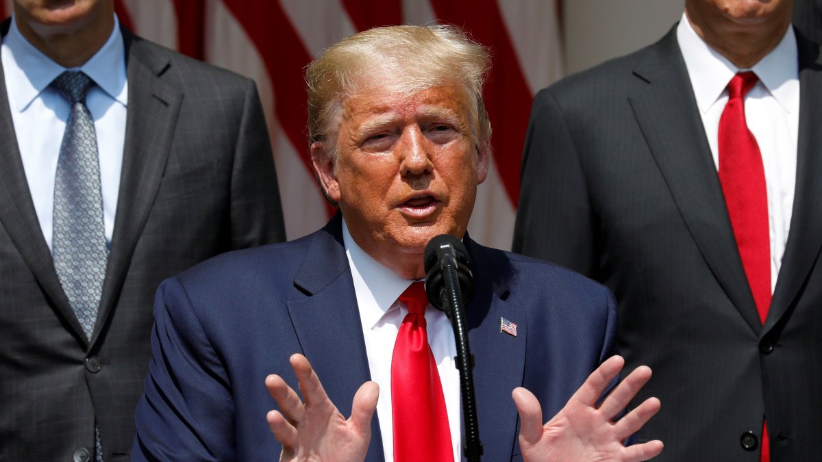 Donald Trump hace declaraciones sobre el racismo en un comparecencia.