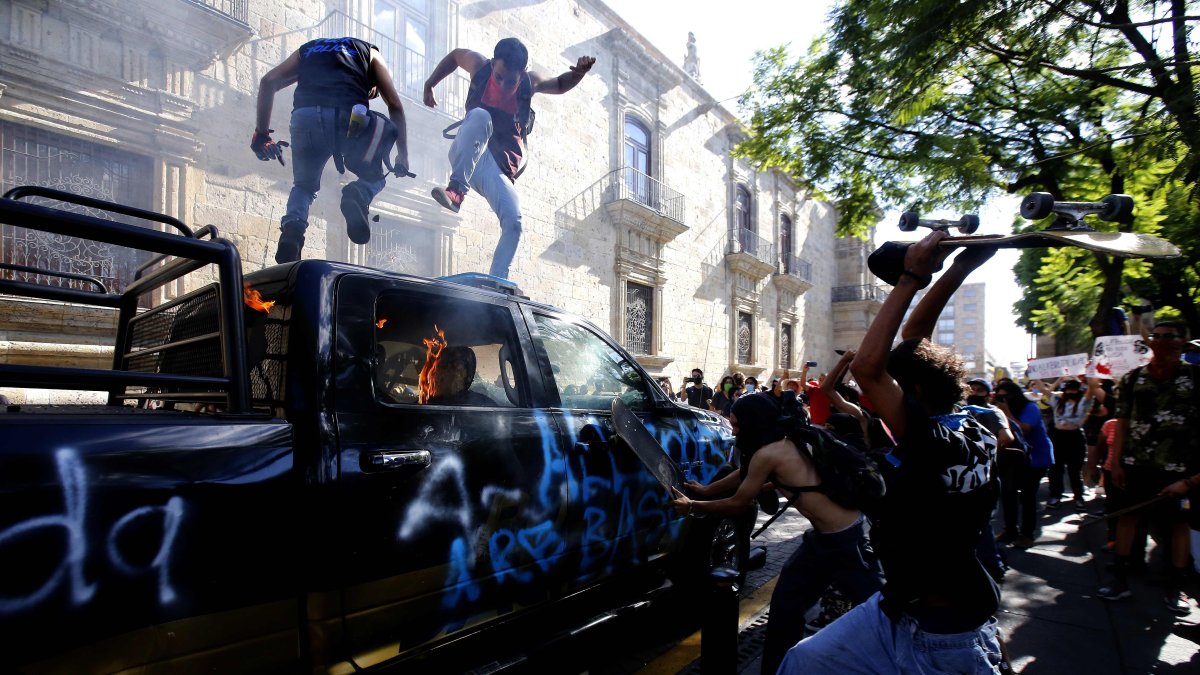 GUADALAJARA. Un grupo de personas atacan a una patrulla en una avenida de esta ciudad mexicana la tarde y noche de este jueves.