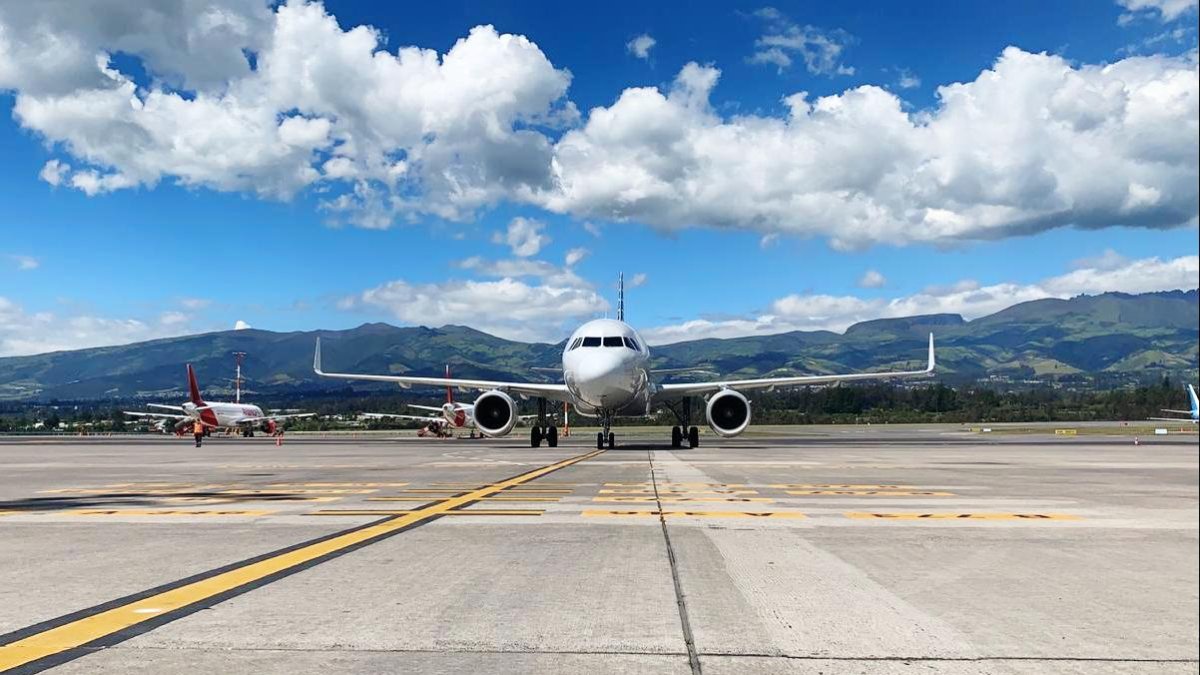 Una aeronave de American Airlines atterizando en Ecuador.