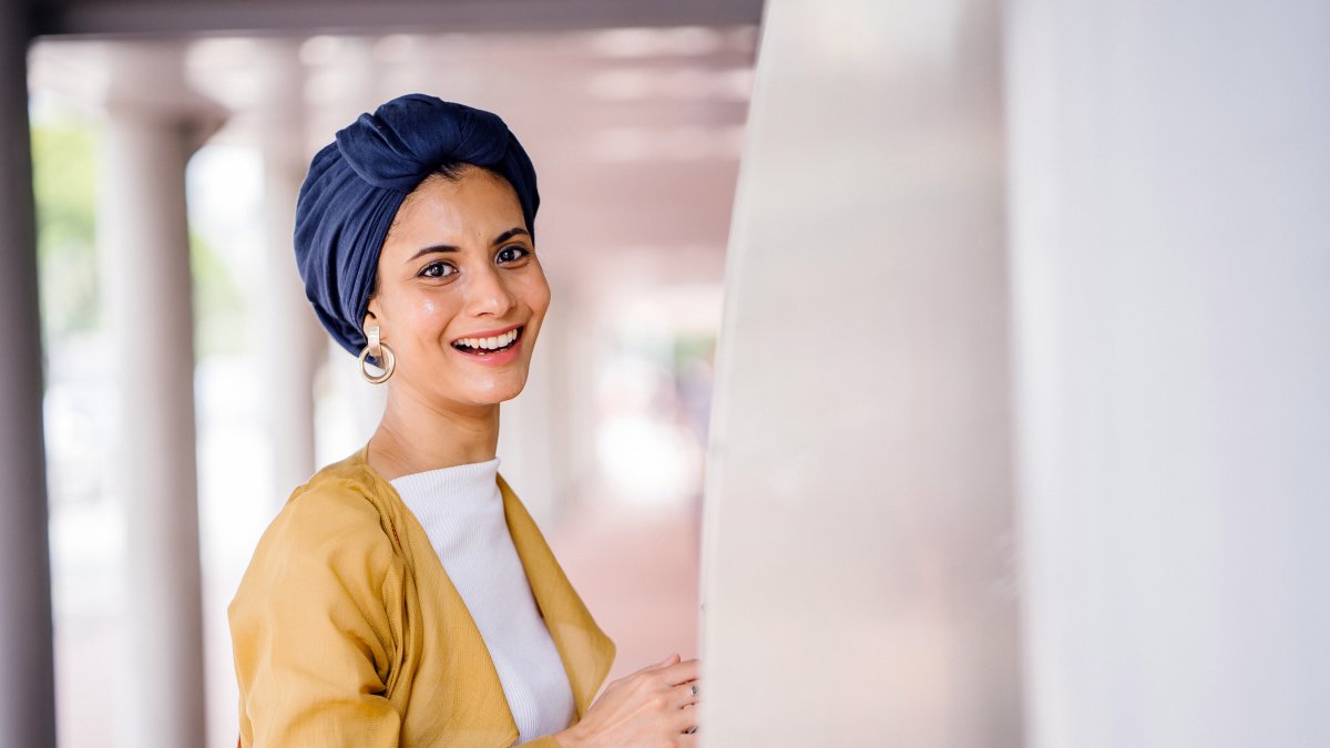 Para las que prefieren andar por la vida con la cabellera completamente cubierta están los turbantes.