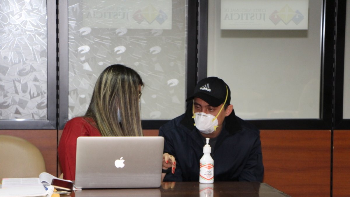 El asambleísta Daniel Mendoza asiste a la audiencia de formulación de cargos en la Corte.