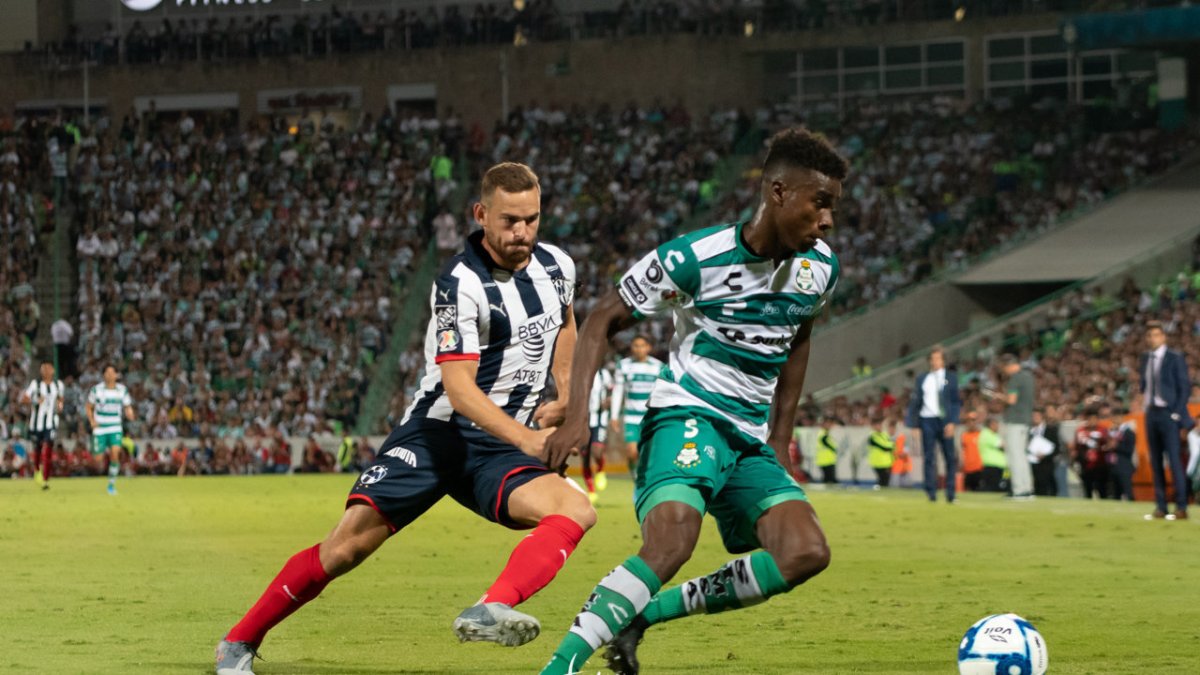 El zaguero Félix Torres (d) llegó a las filas del Santos Laguna para el torneo Apertura 2019.
