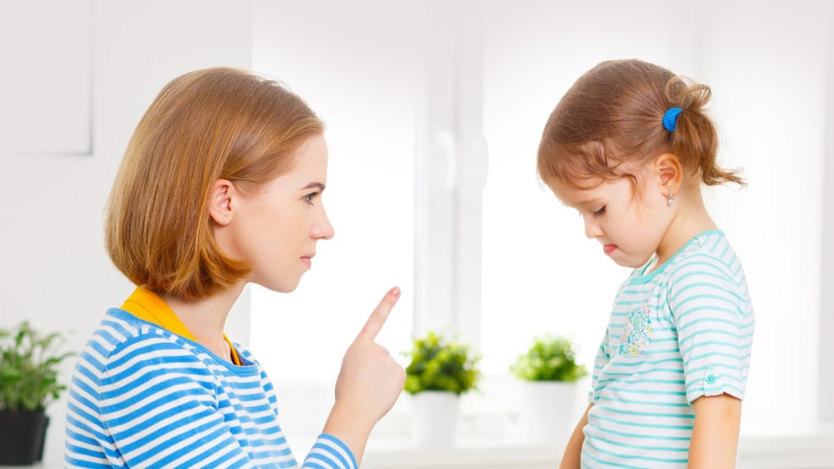 El mal comportamiento de los hijos deben ser corregido a tiempo.