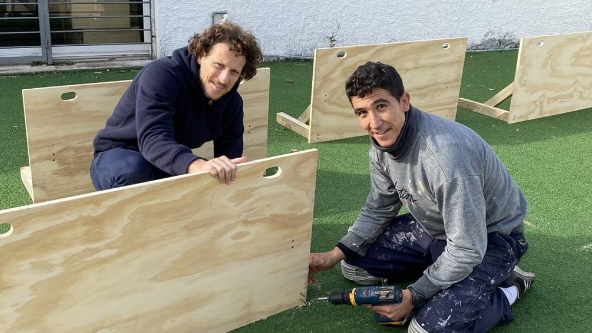 El uruguayo Diego Forlán (i) muestra un talento oculto, la carpintería.