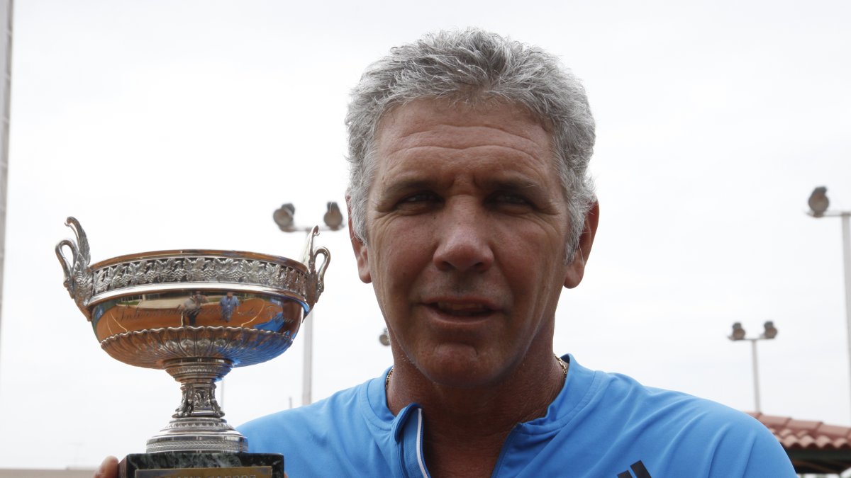 Andrés Gómez conserva la réplica del trofeso que ganó en Roland Garros (1990).