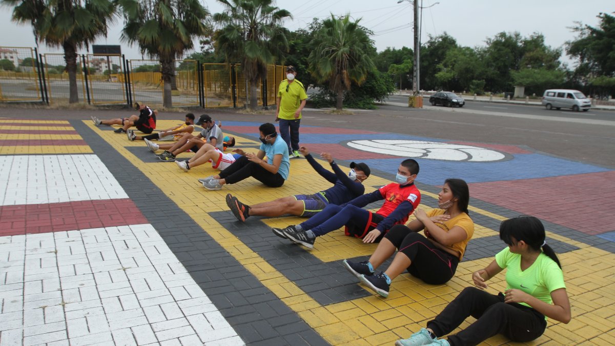 La explanada exterior del estado Monumental ha sido el sitio favorito de algunos jóvenes para entrenar.