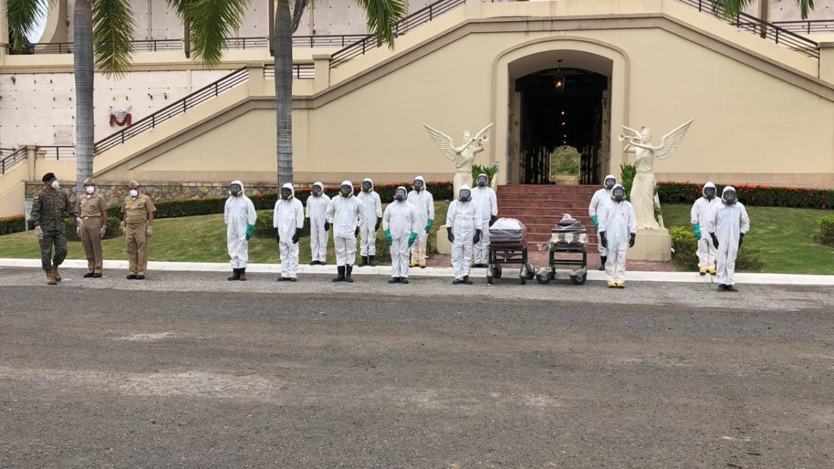 Las ceremonias fúnebres celebradas para las víctimas del COVID-19 en el cementerio Parque de la Paz